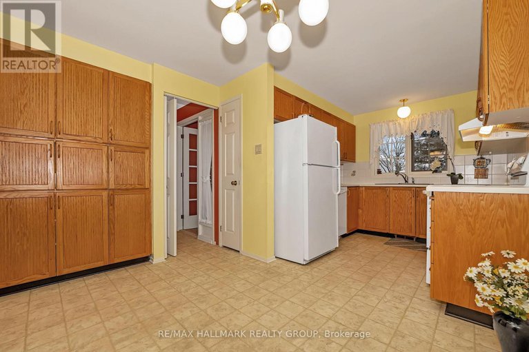 29212913/1835-windflower-way/chapel-hill/ottawa/ontario/K1C5Z8_12