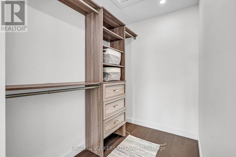 28458762/8-roselawn-court/craig-henrywoodvale/ottawa/ontario/K2G4J2_30