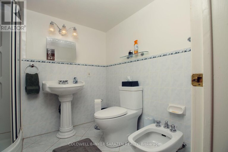 27983811/2435-heaton-avenue/elmvale-acres/ottawa/ontario/K1G1J1_17