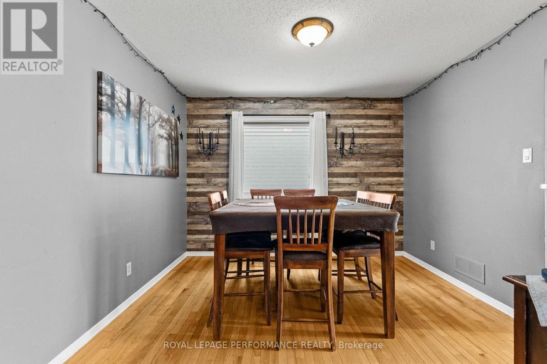 29329137/690-princess-louise-drive/fallingbrookridgemount/ottawa/ontario/K4A2C1_8