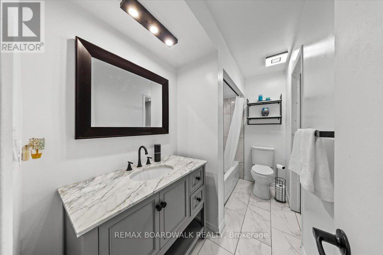 29318250/294-valade-crescent/fallingbrookpineridge/ottawa/ontario/K4A2X3_26