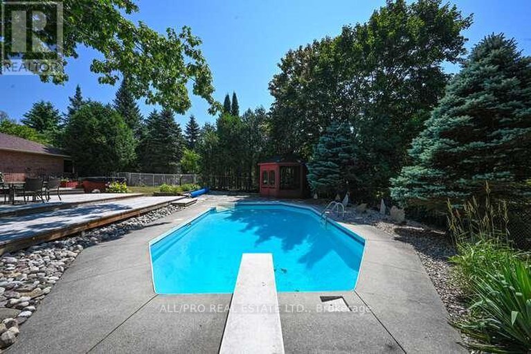 28721991/1144-rideau-bend-crescent/manotick-east-to-manotick-station/ottawa/ontario/K4M1B5_35