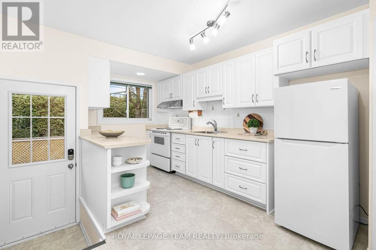 29618912/30-elmsley-crescent/arbeatha-park/ottawa/ontario/K2H6V3_14