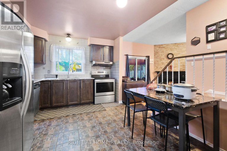 28221078/6104-vineyard-drive/convent-glen/ottawa/ontario/K1C2K2_25