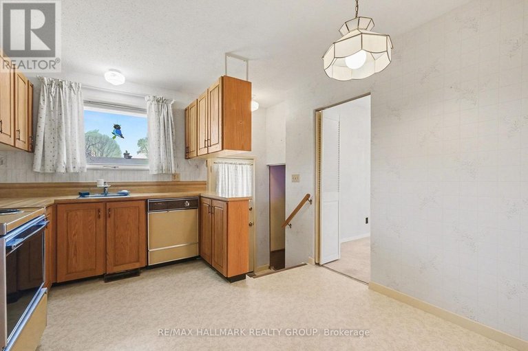 29636247/13-beaumaris-drive/bruce-farmgraham-parkqualicumbellands/ottawa/ontario/K2H7K1_12