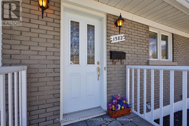 29636837/1582-digby-street/riverview-park/ottawa/ontario/K1G0P6_4