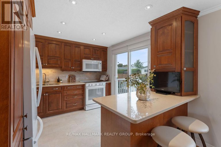 28907576/1570-marcoux-drive/bilberry-creekqueenswood-heights/ottawa/ontario/K1E2J9_14