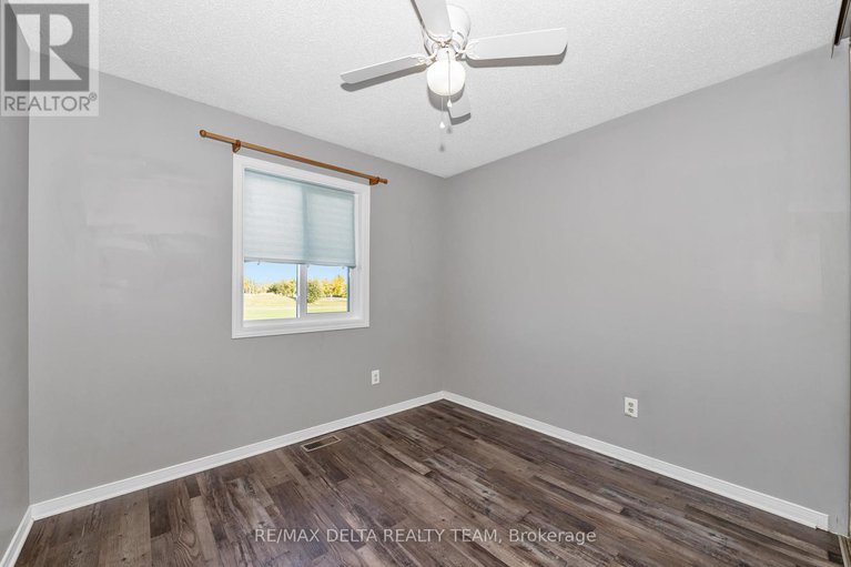 29041515/1423-caravel-crescent/bilberry-creekqueenswood-heights/ottawa/ontario/K1E3P5_19