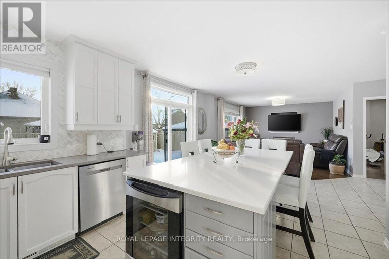 29381596/1110-luesby-crescent/fallingbrookgardenway-south/ottawa/ontario/K4A4X7_17