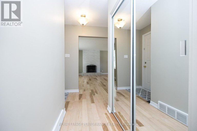 28604783/1398-jamison-avenue-s/bilberry-creekqueenswood-heights/ottawa/ontario/K1E1J5_4