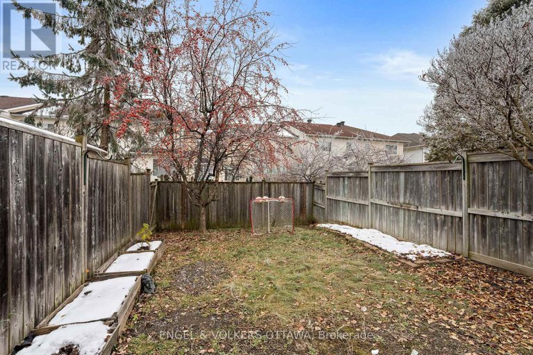 29142168/526-meadowbreeze-drive/emerald-meadowstrailwest/ottawa/ontario/K2M2T4_32