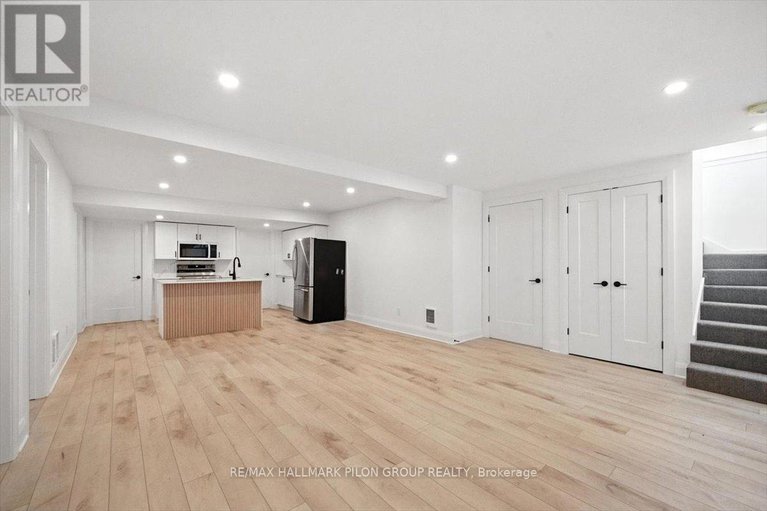 28647832/126-hawk-crescent/hunt-clubwestern-community/ottawa/ontario/K1V9G7_21