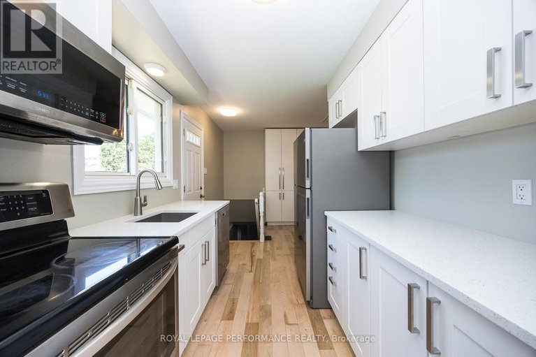 28604783/1398-jamison-avenue-s/bilberry-creekqueenswood-heights/ottawa/ontario/K1E1J5_14