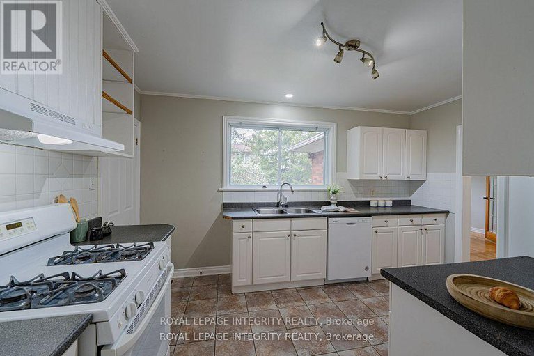 28733956/1695-gage-crescent-n/bel-air-heights/ottawa/ontario/K2C0Z7_25