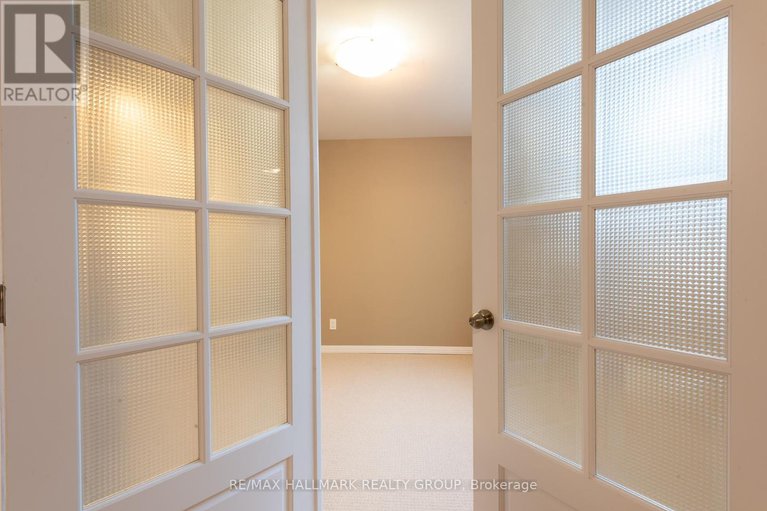 28706824/217-fountainhead-drive/mer-bleuebradley-estatesanderson-park/ottawa/ontario/K1W0C2_35