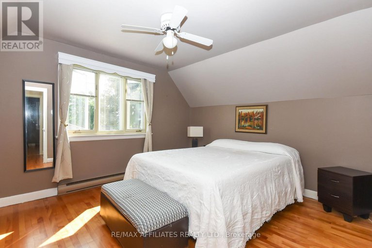 29123494/323-fullerton-avenue/overbrookcastle-heights/ottawa/ontario/K1K1K2_39
