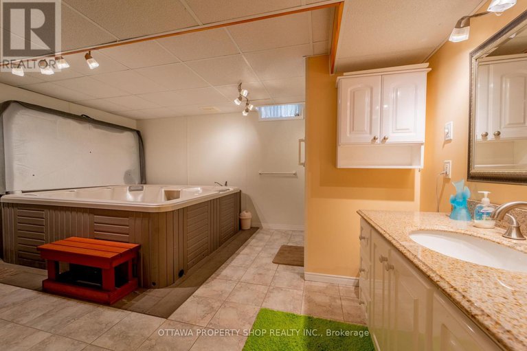 28429385/566-falwyn-crescent-w/fallingbrookridgemount/ottawa/ontario/K4A2A4_38