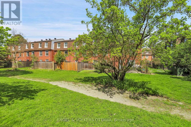 28416744/1089-borden-side-road/carleton-heights/ottawa/ontario/K2C3P3_35