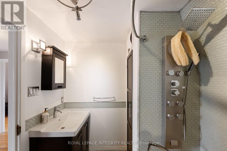 29319592/2061-prince-of-wales-drive/rideau-heightsrideau-river/ottawa/ontario/K2E7A4_16