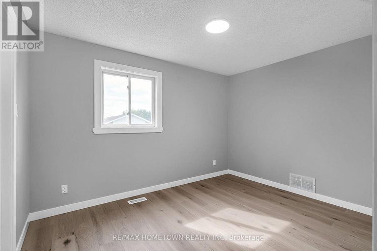 28791657/35-hustler-crescent/iroquois/south-dundas/ontario/K0E1K0_20