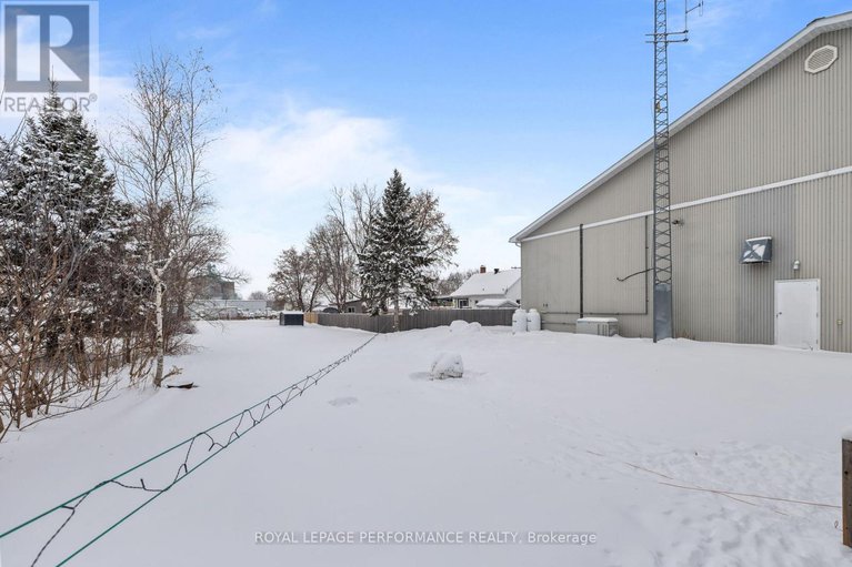 29182653/6-spring-street/maxville/north-glengarry/ontario/K0C1T0_31