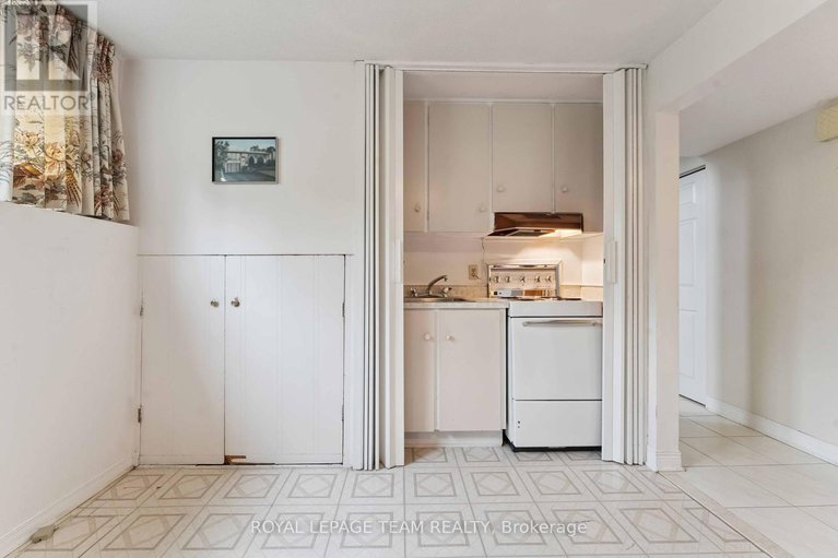 28701491/8-oakwood-avenue/city-viewskylinefisher-heightsparkwood-hills/ottawa/ontario/K2E6A5_25