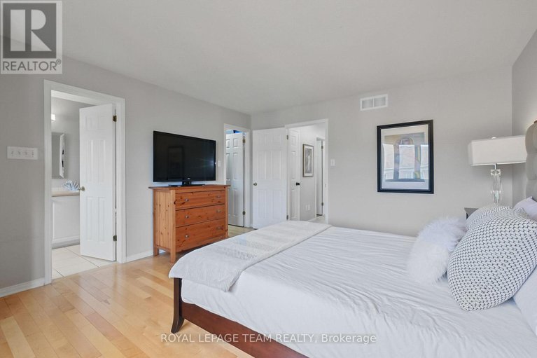 28334398/2072-dunollie-crescent/morgans-grantsouth-march/ottawa/ontario/K2W1H6_24