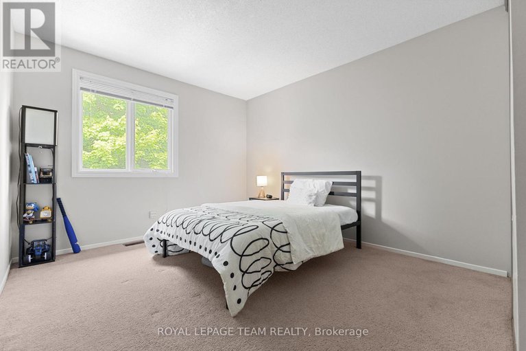 28401650/81-chickasaw-crescent/bridlewood/ottawa/ontario/K2M1M8_28