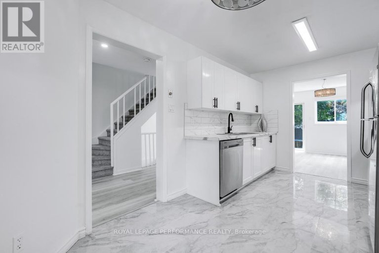 28601739/1416-caravel-crescent/bilberry-creekqueenswood-heights/ottawa/ontario/K1E3X4_12