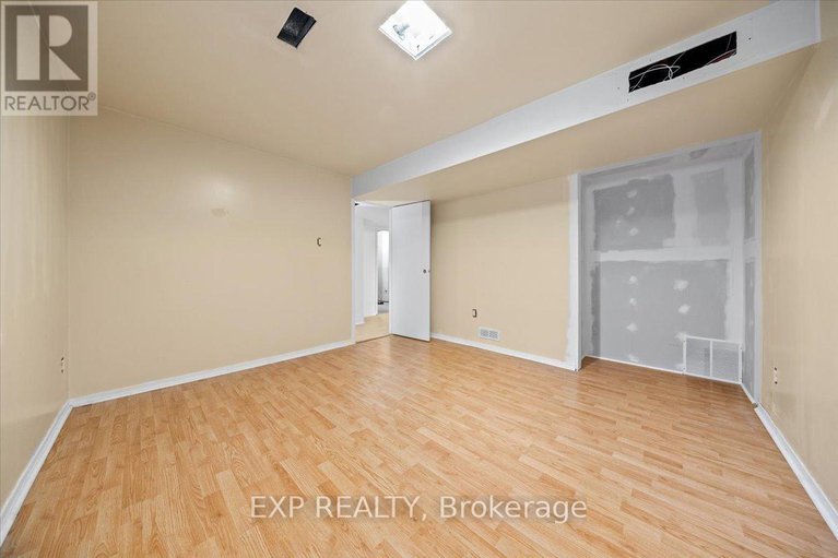 29043972/18-ivylea-street/craig-henrywoodvale/ottawa/ontario/K2G4X5_29