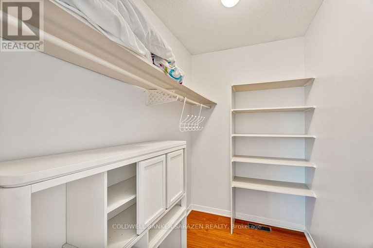 28945918/121-topley-crescent/hunt-club-park/ottawa/ontario/K1G4N2_29