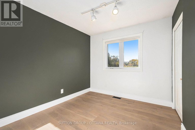 29047686/1218-upton-road/manotick-south-to-roger-stevens/ottawa/ontario/K4M1B3_20