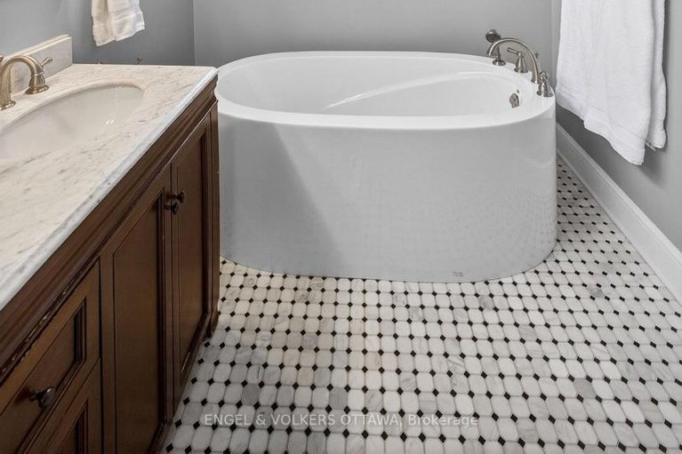 29581121/498-queen-elizabeth-drive/glebe/ottawa/ontario/K1S3N4_28