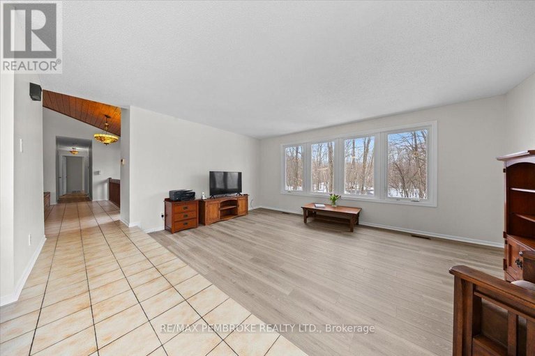 29556813/1235-millburn-crescent/cumberland-ridge/ottawa/ontario/K4C1C9_9