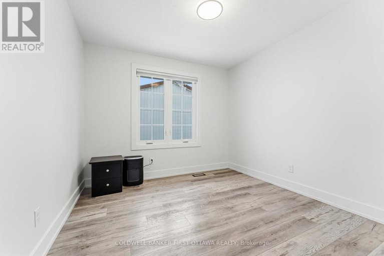 29323417/33-monterey-drive/leslie-park/ottawa/ontario/K2H7A9_18