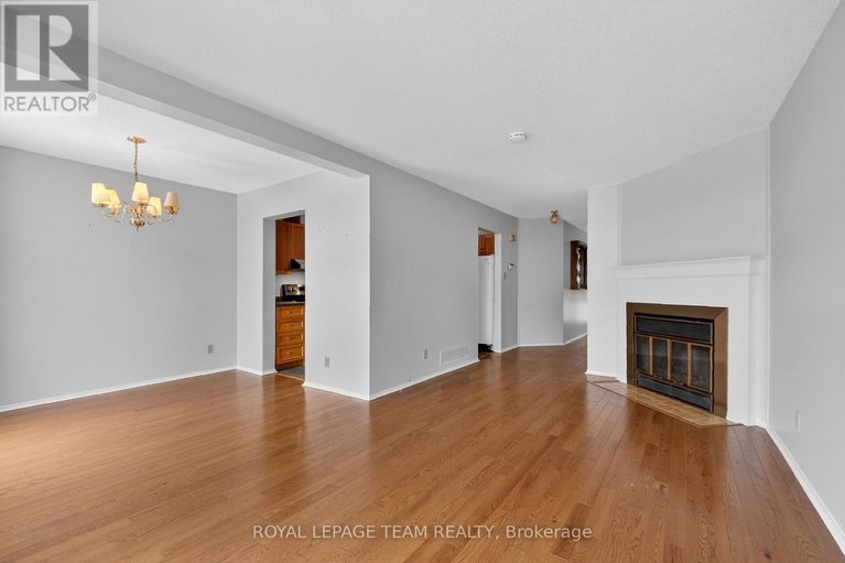 29325603/42-oakhaven-private-s/overbrookcastle-heights/ottawa/ontario/K1K4K1_8