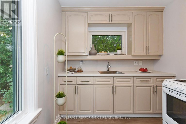 28929176/274-queen-mary-street/overbrookcastle-heights/ottawa/ontario/K1K1X2_15