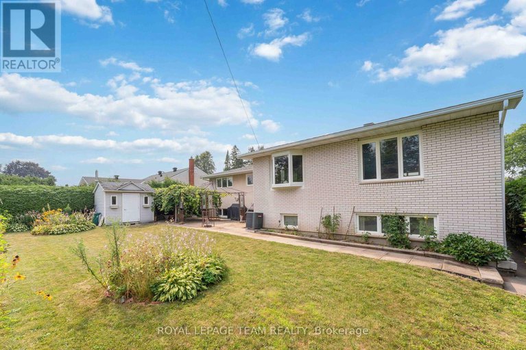 28701491/8-oakwood-avenue/city-viewskylinefisher-heightsparkwood-hills/ottawa/ontario/K2E6A5_31