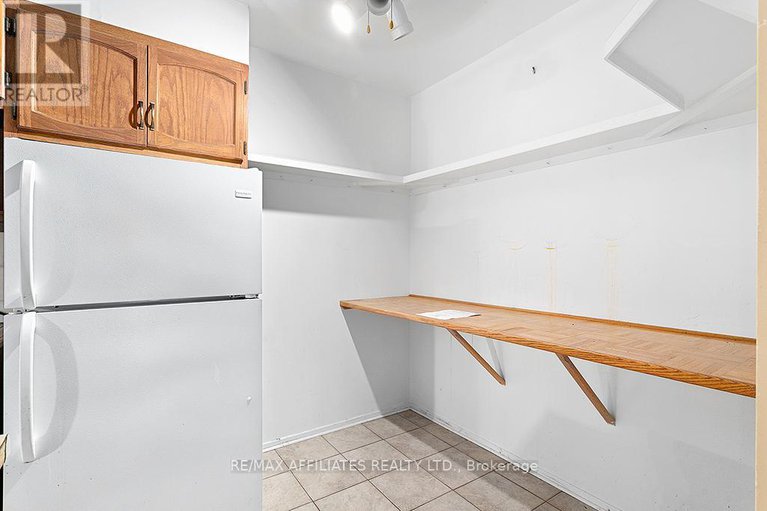 28493439/1911-simard-drive/chateauneuf/ottawa/ontario/K1C3B9_11