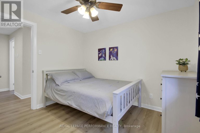 28622582/786-cummings-avenue/castle-heightsrideau-high/ottawa/ontario/K1K2L2_26