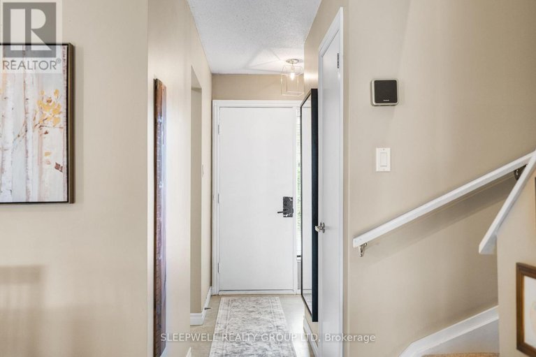 28378169/82-28-barrow-crescent/katimavik/ottawa/ontario/K2L2K1_4