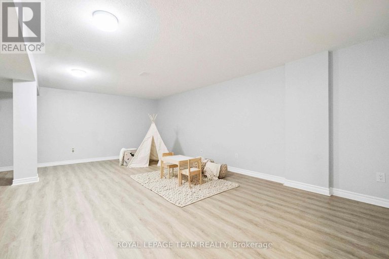 28540761/606-lapland-private/emerald-meadowstrailwest/ottawa/ontario/K2V0S2_40