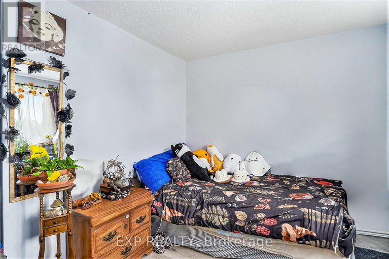 28484496/d-1520-beaverpond-drive/pineview/ottawa/ontario/K1B3R9_22