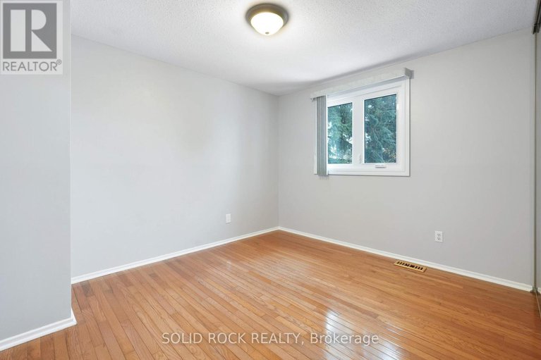 29105318/386-vince-drive/bilberry-creekqueenswood-heights/ottawa/ontario/K1E2E3_25