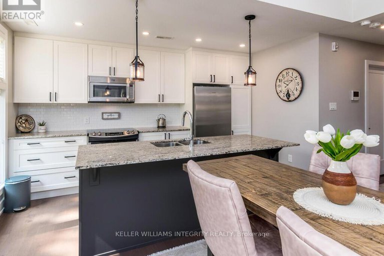 28423046/102-305-elizabeth-cosgrove-private/mer-bleuebradley-estatesanderson-park/ottawa/ontario/K1W0K6_15