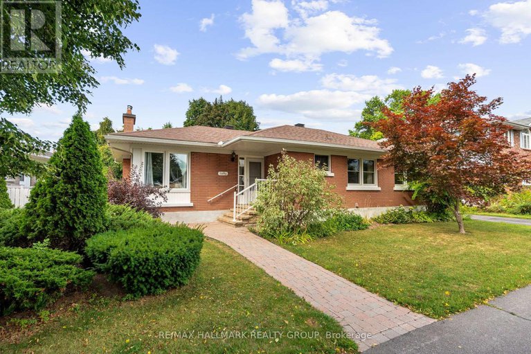 28828151/1986-saunderson-drive/elmvale-acres/ottawa/ontario/K1G2E2_1