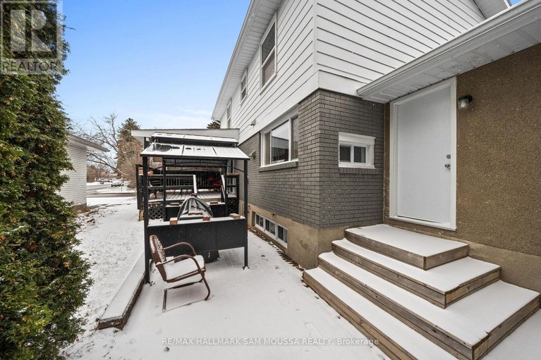 29606720/46-seymour-avenue/borden-farmstewart-farmcarleton-heightsparkwood-hills/ottawa/ontario/K2E6P2_37