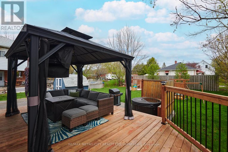 28293048/228-arnprior-avenue/renfrew/renfrew/ontario/K7V3A1_25