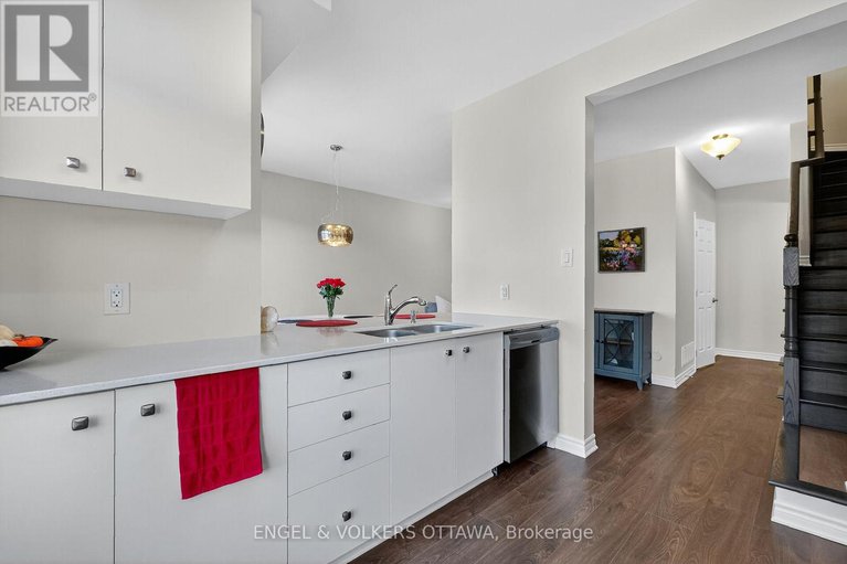 29023923/827-kiniw-private-se/cfb-rockcliffe-and-area/ottawa/ontario/K1K5A3_5