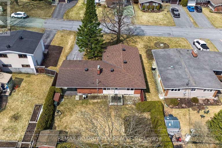 29594831/32-bowmoor-avenue/borden-farmstewart-farmcarleton-heightsparkwood-hills/ottawa/ontario/K2E6M4_30